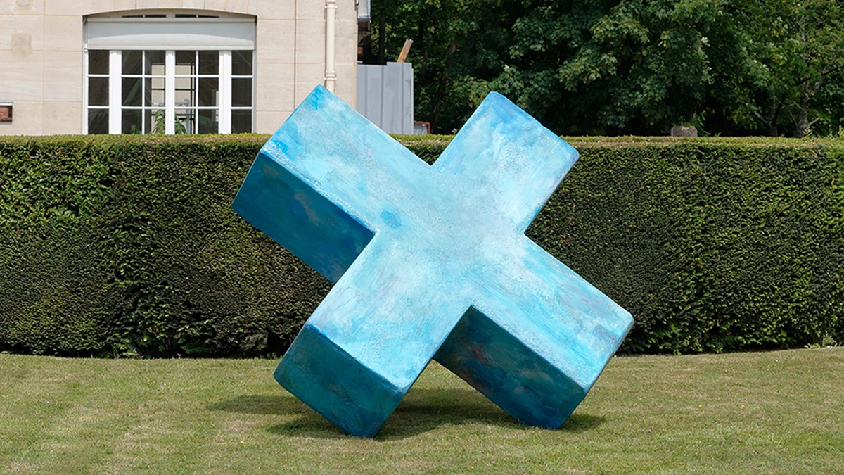 Ernesto Sartori Une Multiplication, 2014 wood, acrylic resin, vinyl resin, coloring agents H 196 x W 198 x D 171,5 cm unique Exhibition view S&egrave;vres Outdoors, Mus&eacute;e de la c&eacute;ramique, S&egrave;vres, FR, 2014 / Photo: Aur&eacute;lien Mole