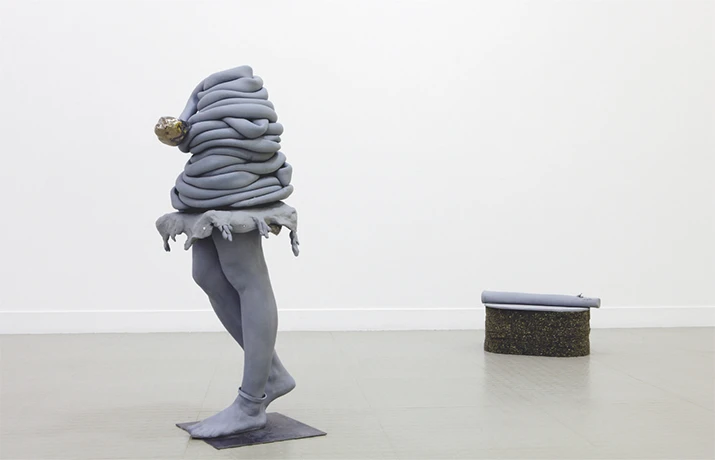 Gabrielle Wambaugh, Gourdin 102x31x25 cm c&eacute;ramique et lustre argenté et branchette, 32x50x27cm, céramique et polystyr&egrave;ne, 2017, photo L.Friquet