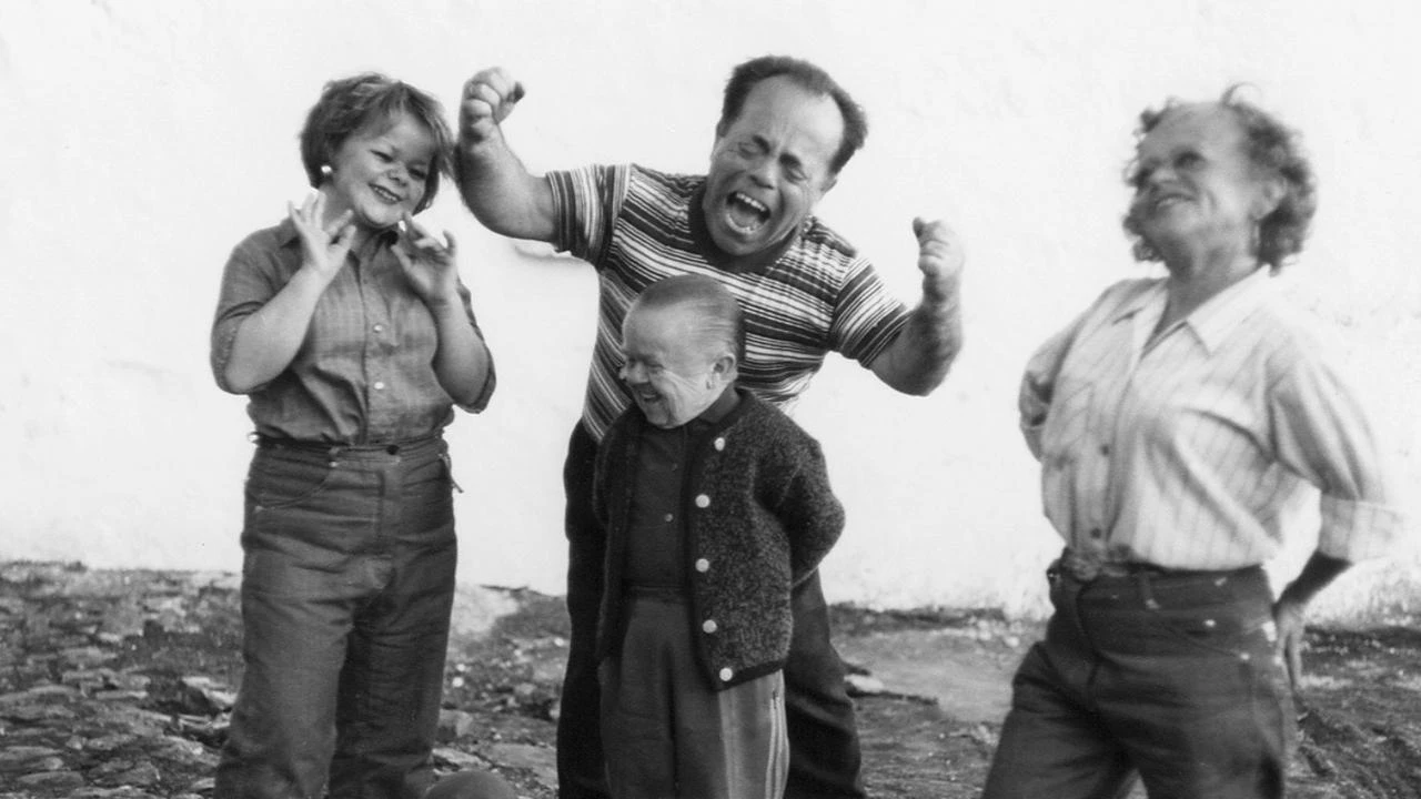 Les nains ont aussi commenc&eacute; petits &copy; Werner Herzog