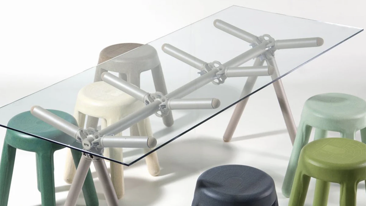Table CLAVEX et Tabouret ROTOMAN - Maximum &copy; https://evok-design.fr/actualites/show/le-design-durable-exemple-de-lagence-maximum?page=2