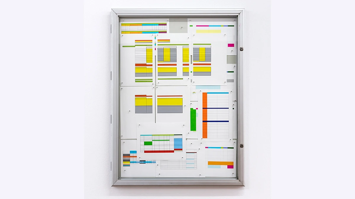 Matthieu Clainchard - L&rsquo;ordi, l&rsquo;admin et la n&eacute;go, 2015 Paperwork, (tableaux &agrave; double entr&eacute;e) Paperasse Digigraphies sur papier archive 21 x 29,7 cm chaque &eacute;l&eacute;ment 100 x 80 x 4 cm la vitrine Courtesy de l&rsquo;artiste Exposition : Probl&egrave;mes de type grec &copy; Pierre Antoine 2015