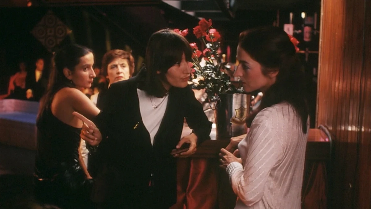 Capture d'&eacute;cran du film "Simone Barb&egrave;s ou la vertu" (45'58) - une cliente demande &agrave; la dame aux fleurs d'apporter un bouquet.
